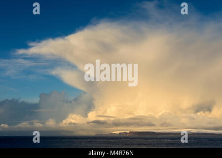 Cumulonimbus sur l'île de Hoy, îles Orkney, et le Pentland Firth, de près du village de Mey, Caithness, Ecosse, Royaume-Uni Banque D'Images