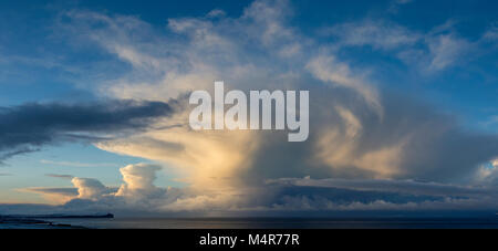 Cumulonimbus sur l'île de Hoy, îles Orkney, sur la Pentland Firth, à partir de près de Mey, Caithness, Ecosse, Royaume-Uni. Dunnett Head à gauche. Banque D'Images