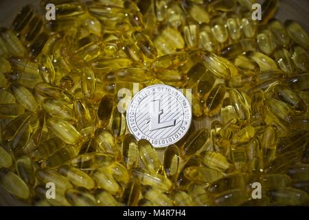 La monnaie numérique métal physique pièce litecoin jaune et la drogue. Cryptocurency litecoin médical concept. Banque D'Images