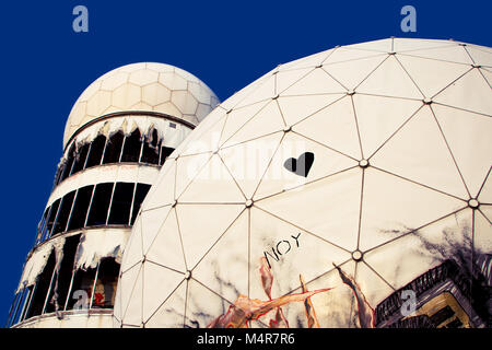 Globes de la station d'écoute de la NSA abandonnée au sommet du Teufelsberg (montagne du diable) Berlin, Allemagne - Europe. Banque D'Images