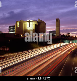 La Cathédrale de Notre Dame des Anges au-dessus de l'autoroute au centre-ville de Los Angeles, CA Banque D'Images