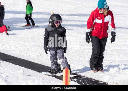 Gosse sur un tapis magique téléskis à l'bunny hill d'Anthony Lakes Mountain Resort, dans le nord-est de l'Oregon. Banque D'Images