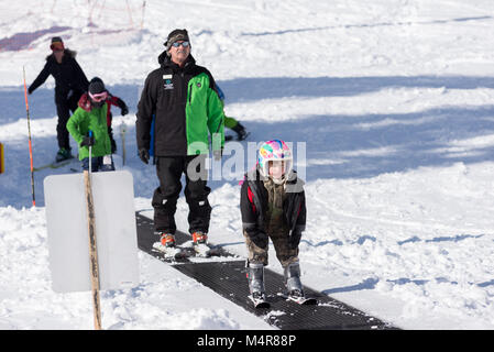 Les enfants et moniteur de ski sur un tapis magique téléskis à Anthony Lakes Mountain Resort, dans le nord-est de l'Oregon. Banque D'Images