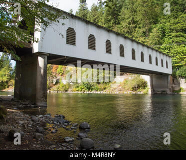 Pont couvert de Goodpasture sur la rivière McKenzie près de Springfield Oregon Banque D'Images