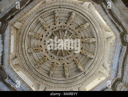 Finement sculptée chiffres à l'éblouissant en Temple Ranakpur Jain, Rajasthan, Inde Banque D'Images