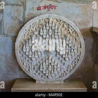 Finement sculptée chiffres à l'éblouissant en Temple Ranakpur Jain, Rajasthan, Inde Banque D'Images