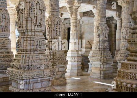 Finement sculptée chiffres à l'éblouissant en Temple Ranakpur Jain, Rajasthan, Inde Banque D'Images