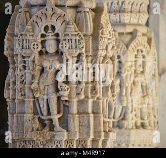 Finement sculptée chiffres à l'éblouissant en Temple Ranakpur Jain, Rajasthan, Inde Banque D'Images