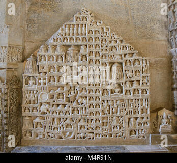 Finement sculptée chiffres à l'éblouissant en Temple Ranakpur Jain, Rajasthan, Inde Banque D'Images