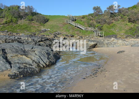 Scène côtière par beau ciel bleu.Marches en bois menant de Sawtell Beach Rock pools à Bonville Headland, Nouvelle-Galles du Sud, Australie Banque D'Images