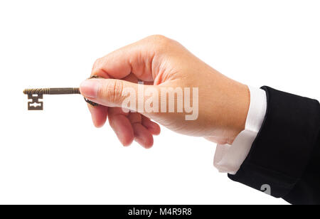 Côté businessman holding vintage key isolé sur fond blanc, sauver chemin de détourage. Banque D'Images