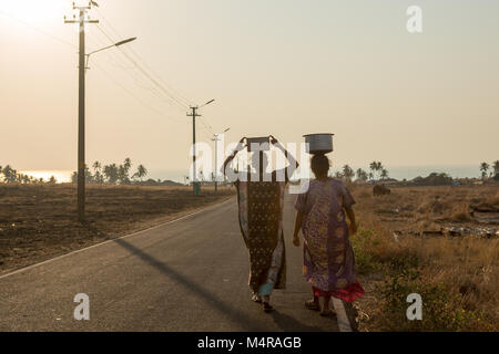 Les villageois transportent l'eau dans une partie reculée de l'Inde Banque D'Images