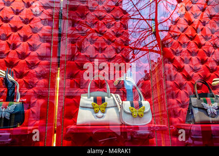 Gucci sacs à main dans un magasin de mode, rue Parizska, Prague shopping, République Tchèque Banque D'Images