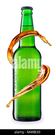 Bière froide en vert bouteille en verre avec des gouttes, isolé sur fond blanc. La bière avec la condensation. Splash de bière Banque D'Images