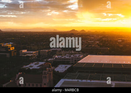 Vue panoramique sur les toits de Phoenix, en Arizona, au lever du soleil. Camelback Mountain dans la distance. Banque D'Images