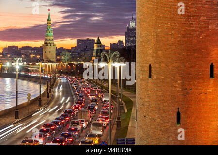 Trafic lourd sur route à l'heure de pointe sur Naberajnaya Kremlevskaya Kremlevskaya (remblai). Moscou, Russie. Banque D'Images