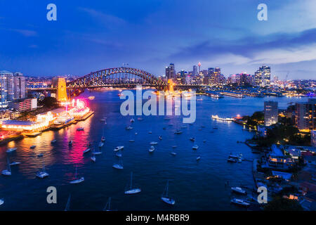 Coucher du soleil sombre repère de l'architecture lumineuse autour de la ville de Sydney Harbour vu de Lavender Bay dans la région de North Sydney à Sydney Harbour Bridge, Banque D'Images