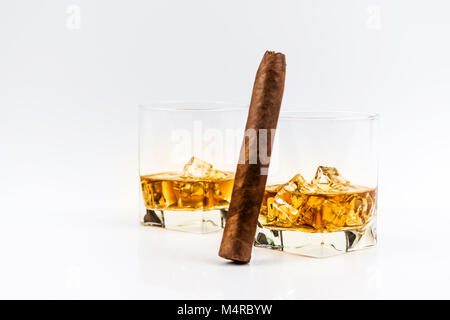 Whisky ou Whiskey ou Bourbon avec de la glace et de cigare, sur fond blanc Banque D'Images