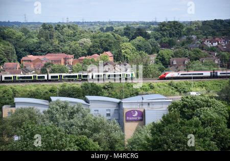 Les trains de voyageurs Virgin et Southern passent devant le Premier Inn Hotel Banque D'Images