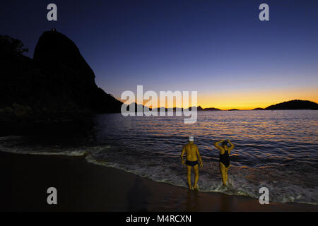 Vieux couple préparer un matin tôt nager à Praia Vermelha, avec du pain sur la gauche, Rio de Janeiro, Brésil Banque D'Images