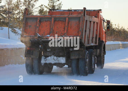 Dirty camion transportant la neige sur la rue en hiver Banque D'Images