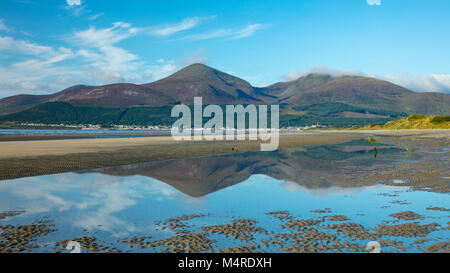 Les montagnes de Mourne reflète dans Murlough, Murlough Réserve Naturelle, comté de Down, Irlande du Nord. Banque D'Images