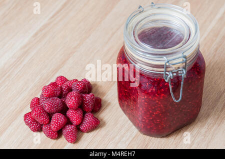 La confiture de framboises dans un pot isolé Banque D'Images