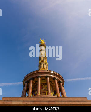 L'architecture extérieure de couleur photo de la colonne triomphale à Berlin,Allemagne,avec la stature d'or de la déesse Victoria le haut sur une journée ensoleillée Banque D'Images