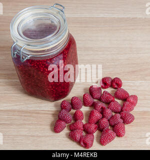 La confiture de framboises dans un pot isolé Banque D'Images