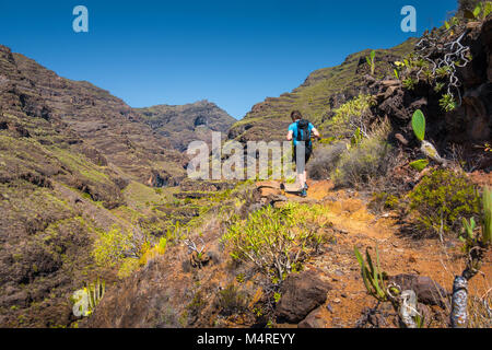 Belle vue panoramique de randonnées touristiques masculin sur un sentier dans un paysage exotique idyllique en été, Îles Canaries, Espagne Banque D'Images