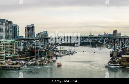 Vancouver, Canada - le 9 février 2018 : La vue de pont Burrard à Granville Island et le centre-ville de Vancouver Banque D'Images