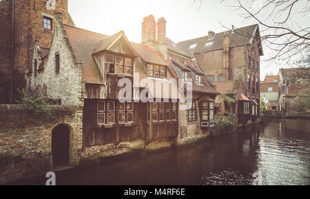 Vue panoramique sur le centre-ville historique de Bruges avec des maisons traditionnelles dans la belle lumière du soir au coucher du soleil d'or avec retro vintage Instagram Banque D'Images