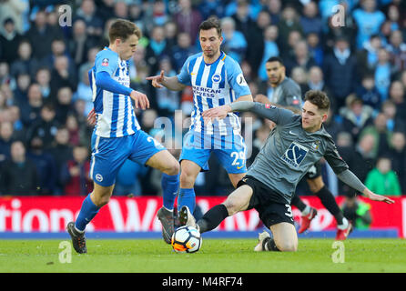 La ville de Coventry Tom Bayliss (à droite) et de Brighton & Hove Albion Solly Mars bataille pour la balle au cours de l'Emirates en FA Cup, 5ème tour à l'AMEX Stadium, Brighton. Banque D'Images