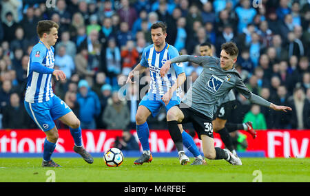 Tom Bayliss de Coventry City (à droite) et la bataille de Solly March de Brighton & Hove Albion pour le ballon lors de la coupe Emirates FA, cinquième match rond au stade AMEX de Brighton. APPUYEZ SUR ASSOCIATION photo. Date de la photo: Samedi 17 février 2018. Voir PA Story FOOTBALL Brighton. Le crédit photo devrait se lire comme suit : Gareth Fuller/PA Wire. RESTRICTIONS : aucune utilisation avec des fichiers audio, vidéo, données, listes de présentoirs, logos de clubs/ligue ou services « en direct » non autorisés. Utilisation en ligne limitée à 75 images, pas d'émulation vidéo. Aucune utilisation dans les Paris, les jeux ou les publications de club/ligue/joueur unique. Banque D'Images