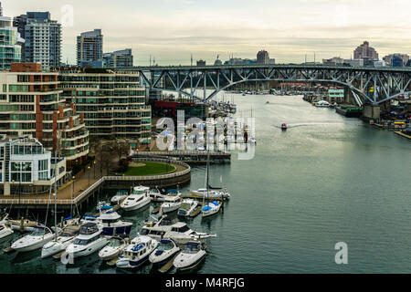 Vancouver, Canada - le 9 février 2018 : La vue de pont Burrard à Granville Island et le centre-ville de Vancouver Banque D'Images