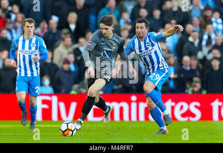 La ville de Coventry Tom Bayliss (à gauche) et de Brighton & Hove Albion Markus Suttner bataille pour la balle au cours de l'Emirates en FA Cup, 5ème tour à l'AMEX Stadium, Brighton. Banque D'Images