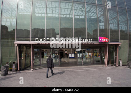 La gare, la construction moderne en verre couvre l'ancien bâtiment du xixe siècle, Strasbourg, Alsace, Bas-Rhin, France, Europe Banque D'Images