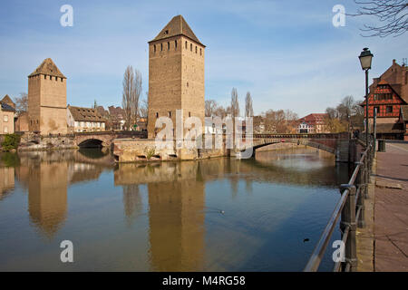 Ponts couvert, pont médiéval et des tours à la Petite France (la Petite France), Strasbourg, Alsace, Bas-Rhin, France, Europe Banque D'Images