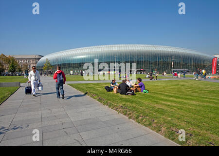 Les jeunes sur la pelouse en face de la gare, la construction moderne en verre couvre l'ancien bâtiment du xixe siècle, Strasbourg, Alsace, Bas-Rhin, France Banque D'Images