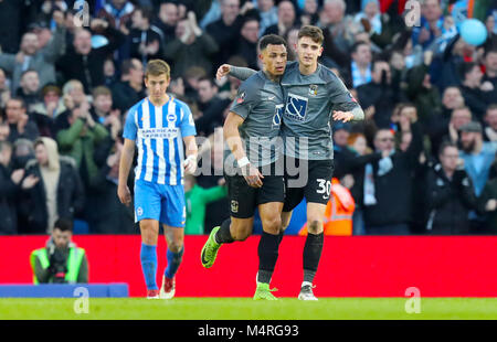 La ville de Coventry Jonson Clarke-Harris (à gauche) célèbre marquant son but premier du côté du jeu au cours de l'Emirates en FA Cup, 5ème tour à l'AMEX Stadium, Brighton. Banque D'Images