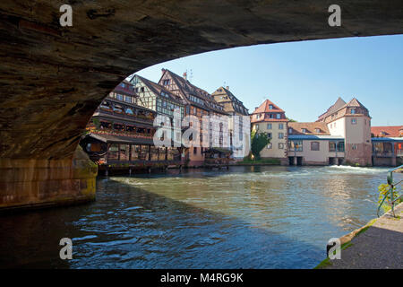 Vue du pont Saint-Martin sur maisons à colombages à l'Ill, La Petite France, Strasbourg, Alsace, Bas-Rhin, France, Europe Banque D'Images