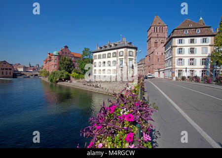 Vue sur l'Ill et de l'église St Thomas, Strasbourg, Alsace, Bas-Rhin, France, Europe Banque D'Images