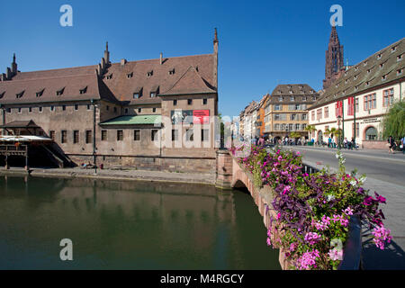 Pont Corbeau avec vue sur l'ancienne chambre de service et de la cathédrale de Strasbourg, Alsace, Bas-Rhin, France, Europe Banque D'Images