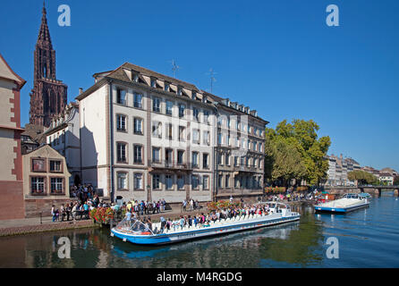 Point de départ pour des excursions en bateau sur l'Ill iver, vue sur la cathédrale de Strasbourg, Alsace, Bas-Rhin, France, Europe Banque D'Images