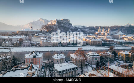 L'affichage classique de la vieille ville de Salzbourg avec célèbre forteresse de Hohensalzburg et la rivière Salzach, dans la pittoresque ville de lumière du matin au lever du soleil, Autriche Banque D'Images