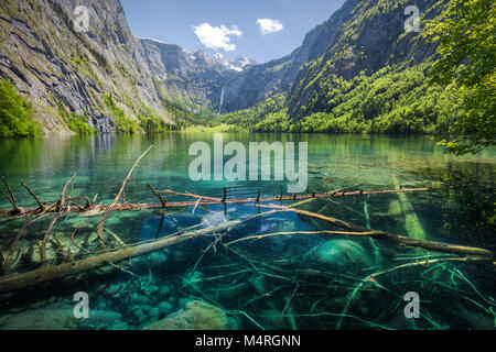 La vue classique du célèbre Lac Obersee, sur une belle journée ensoleillée avec ciel bleu et nuages en été, Berchtesgadener Land, Bavière, Allemagne Banque D'Images