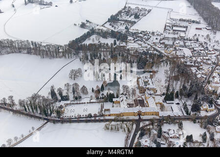 Vue aérienne, pavillon de chasse Herdringen Château Tudor dans la neige, Arnsberg Neheim,, Sauerland, Rhénanie du Nord-Westphalie, Allemagne, Europe, Arnsberg, Sauerl Banque D'Images