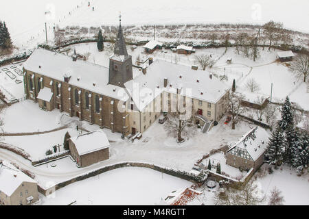 Par antenne, église du monastère avec Oelinghausen en hiver, Arnsberg, Sauerland, Rhénanie du Nord-Westphalie, Allemagne, Europe, Arnsberg, Sauerland, Rhénanie-N-W Banque D'Images