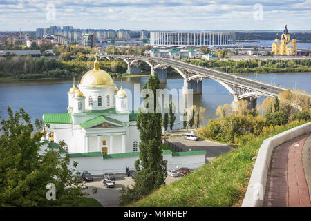 La Russie, Moscow - Sep 24, 2017 : Avis de banque de haute rivière Oka sur pont Kanavinsky et une partie de la rivière au-delà de la ville Banque D'Images