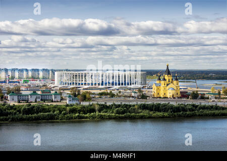 La Russie, Moscow - Sep 24, 2017 : La vue de la rive haute de la rivière Oka au stade en construction et le temple d'Alexandre Nevsky Banque D'Images